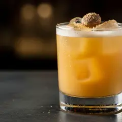 En gyllene drink med is, toppad med muskotnöt. En perfekt "painkiller drink" för en avslappnad kväll.