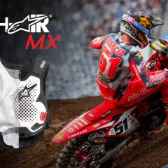 Buzer Alpinestars Tech-Air MX chroni zawodnika podczas wyścigów. Widoczny motocyklista w czerwonym stroju z numerem 51.