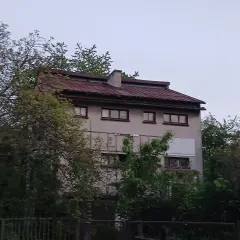 Stary, zaniedbany budynek otoczony drzewami, który według legend jest najbardziej nawiedzonym domem w Polsce.