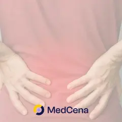 Osoba z bólem w dolnej części pleców, szukająca odpowiedzi, co robić, gdy rwa kulszowa nie przechodzi. Logo MedCena.