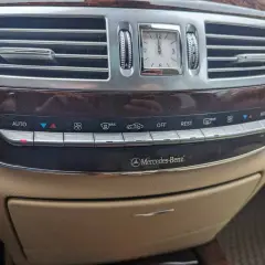 Panel de control del aire acondicionado de un Mercedes-Benz con botones para resetear el sistema.
