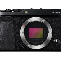 Elegancki aparat Fujifilm X-E3 z obiektywem, gotowy do uchwycenia wyjątkowych chwil.