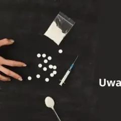 Dwie ręce walczą o kontrolę nad substancjami: tabletki, strzykawka, proszek. Uważaj na fentanyl, bo to śmiertelne zagrożenie.