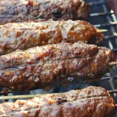 Soczyste kofta kebab na ruszcie, skwierczące i apetyczne. Idealne na letnie grillowanie.