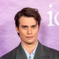 Nicholas Galitzine, mit einem Blick, der Fragen aufwirft, ob er wohl gerade an seine nicholas galitzine freundin denkt.