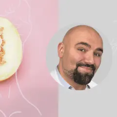 Lekarz specjalista od waginoplastyki. Po lewej przekrojony melon symbolizujący kobiece narządy płciowe.