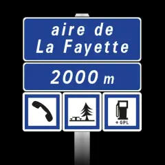 Panneau d'aire de La Fayette sur l'aire autoroute a9, à 2000m. Services : téléphone, pique-nique, essence GPL.
