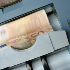 Maszyna liczy banknoty euro. Może to być pomocne przy rozliczaniu niemieckiego PIT, gdy trzeba udokumentować dochody.