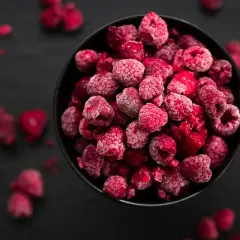 Mrożone maliny w misce, idealne do deserów. Dowiedz się, jak mrozić maliny, by cieszyć się ich smakiem przez cały rok.