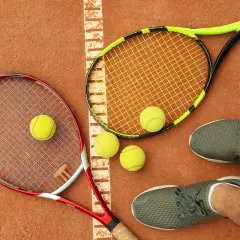 Dwie rakiety tenisowe i cztery piłki na korcie ziemnym. Czas na tie-break, decydującą rozgrywkę!