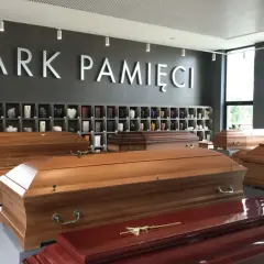W salonie "Park Pamięci" wyeksponowano trumny. Z ubezpieczenia zasiłek pogrzebowy przysługuje, by pomóc w tych trudnych chwilach.