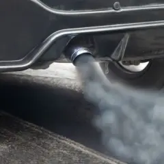 El coche emite humo negro por el escape, indicando que se puede circular con el turbo roto, pero no es recomendable.