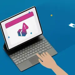 Ręka klika w tablet z ostrzeżeniem o błędach i ikoną kyc. Wokół leżą monety i banknoty.