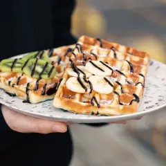 Pyszne gofry belgijskie z bananem i kiwi, polane czekoladą. Idealne na śniadanie, gdy szukasz przepisu na gofry belgijskie.