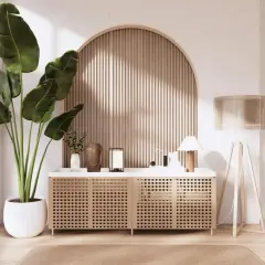 Moderne wand design ideen mit Holzlattung hinter einem Sideboard und einer großen Pflanze. Ein Treppenaufgang ist im Hintergrund sichtbar.