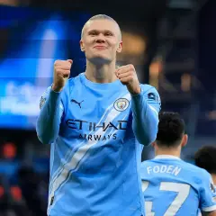 Erling Haaland świętuje po udanym haaland transferze do Manchesteru City.