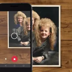 Använd en skanna gamla foton app för att digitalisera ett gammalt porträtt med tre flickor med stora frisyrer.