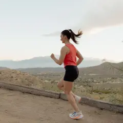 Femme courant dans un paysage désertique. Apprenez comment protéger son périnée en courant pour une meilleure expérience sportive.