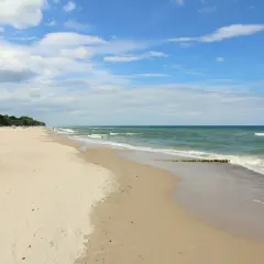 Piękna plaża w Gąskach, idealne miejsce na rodzinne wakacje. Mnóstwo przestrzeni do zabawy i budowania zamków z piasku, a morze zachęca do kąpieli. Gąski atrakcje dla dzieci czekają!
