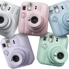 Pięć aparatów Instax Mini 13 w pastelowych kolorach: białym, różowym, niebieskim, fioletowym i miętowym.