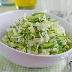 Pyszna surówka z młodej kapusty z majonezem, ogórkiem i koperkiem. Idealna na wiosenny obiad.