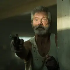 Starzec z pistoletem, w podkoszulku poplamionym krwią, wygląda groźnie. Scena z filmu "Nie oddychaj".