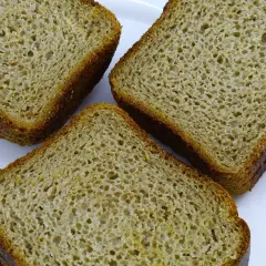 Trzy kromki chleba keto z Lidla na białym talerzu. Idealne na śniadanie.