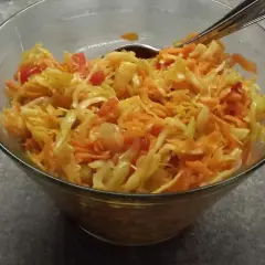 En skål med kålsallad, morötter och tomatbitar. Perfekt som tillbehör till middagen, en riktig 3 veckors sallad!