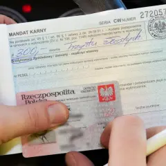Otrzymujesz mandat karny na 300 zł za wykroczenie. Wypełniasz dokument, pokazując dowód osobisty.