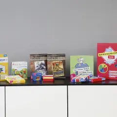 Lernspiele wie "Spiegel Tangram 2.0", "Alltagsgeschichten" und "Die Wahrscheinlichkeits-Box" fördern spielerisch Wissen.