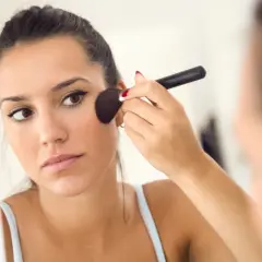 Bronzer rozświetlający: Jak uzyskać naturalny blask i zdrową cerę