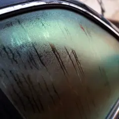 Gotas de condensación cubren el parabrisas, dificultando la visibilidad. Es hora de desempañar cristales coche para un viaje seguro.