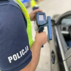 Policjant mierzy prędkość. Zastanawiasz się, ile można mieć punktów karnych za przekroczenie?
