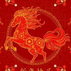 Caballo rojo y dorado, símbolo del horóscopo chino 2026, rodeado de flores de cerezo sobre fondo rojo festivo.