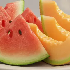 Kawałki soczystego arbuza i pomarańczowego melona, pełne witamin, kuszą świeżością.
