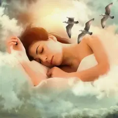 Una mujer duerme rodeada de nubes, como si soñara con mi abuela fallecida. Tres pájaros vuelan sobre ella.
