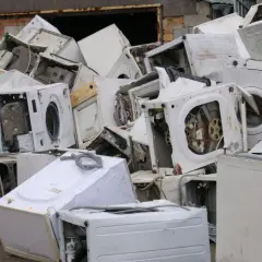 Góra złomu ze starymi pralkami. Zastanawiasz się, co zrobić ze starą pralką? Tutaj znajdziesz odpowiedź – to miejsce na recykling.