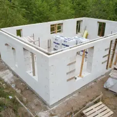 Budowa domu z bloczków z betonu komórkowego, widok z góry.