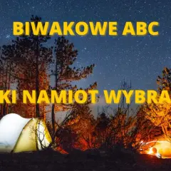 Nocne biwakowanie pod rozgwieżdżonym niebem. Jak wybrać namiot, by noc była udana? Dwa oświetlone namioty w lesie.