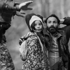 Ojciec z córką, zatrzymani przez strażnika na zielonej granicy. Scena z filmu, która wywołała wiele recenzji.