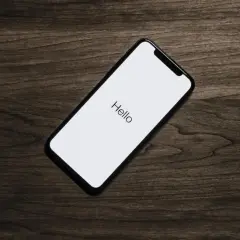 Telefon z napisem "Hello" na białym ekranie. Idealny moment, by pomyśleć, jak zaprosić dziewczynę na randkę.