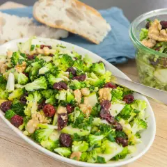 Frischer Brokkolisalat mit Cranberries und Walnüssen, ein Beispiel für vegetarische High Protein Rezepte. Dazu Brot.