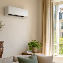 Climatiseur mural blanc discret, idéal pour un clim air chaud. Salon lumineux avec vue sur Paris.