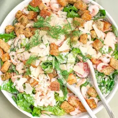 En härlig caesarsallad med räkor, krutonger och parmesan. Ett perfekt caesarsallad recept för en lätt lunch.