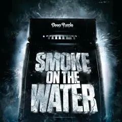Głośnik z logo Deep Purple i napisem "SMOKE ON THE WATER". Wokół kłęby dymu i iskry.