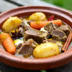 Navarin d'agneau cocotte en fonte, un plat mijoté aux carottes, pommes de terre, anis étoilé et bâton de cannelle.