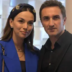 Paulina Krupińska w niebieskiej marynarce i Sebastian Fabijański na evencie. Ile lat ma Paulina Krupińska?