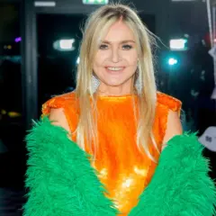Monika Olejnik w pomarańczowej, cekinowej sukience i zielonym futrze. Wiek Moniki Olejnik to tajemnica, ale jej styl zawsze jest na czasie.