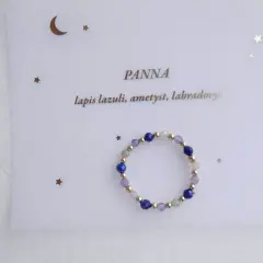 Pierścionek z lapis lazuli, ametystu i labradorytu dla Panny. Kamienie tworzą magiczny krąg, niczym nocne niebo.