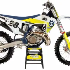 Motocykl Husqvarna 250 Enduro z numerem 28, biało-żółty, na czarnym stojaku.